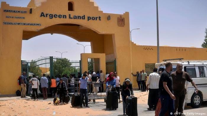 هيومن رايتس ووتش: مصر كثفت اعتقال وترحيل لاجئين سودانيون بينهم من يحملون بطاقات سارية