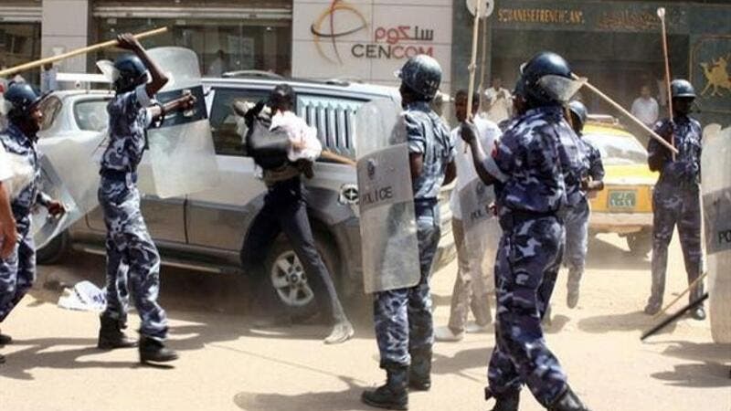 محكمة تقضي بإعدام ضابط وخمسة من منسوبي الشرطة في قضية وفاة محتجز