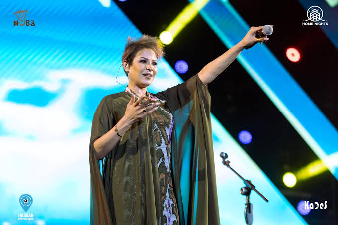 نانسي وجمهورها.. أداء كورالي مبهر يضيء ليالي الغربة (وطن يغني.. لي السلام… ويا سلام)