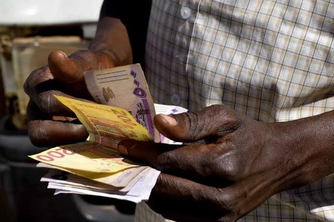 الجنيه يهبط إلى مستوى قياسي جديد مع اتساع الفجوة بين السعرين