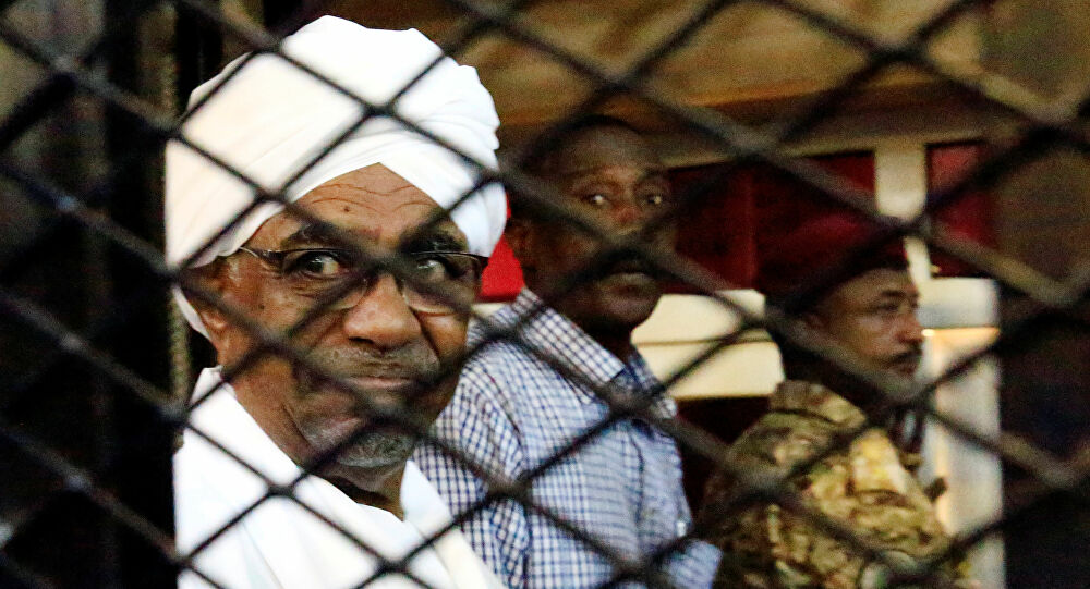 نقل المخلوع البشير إلى مستشفى عسكري ومطالبات بعلاجه خارج السودان