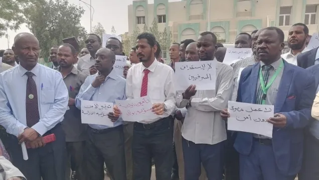 موظفو البنك الزراعي يطردون مديره ويعلنون الإضراب